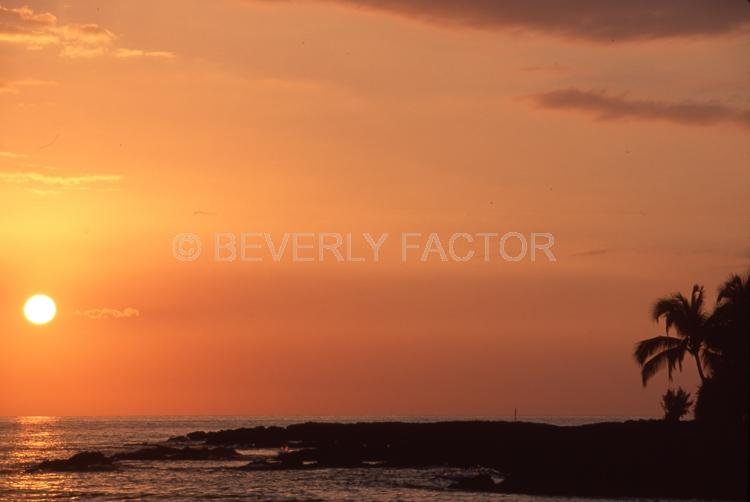 Islands;Sunsets;Sky;hawaii;clouds;sun;water;red;palm trees;sillouettes;colorful